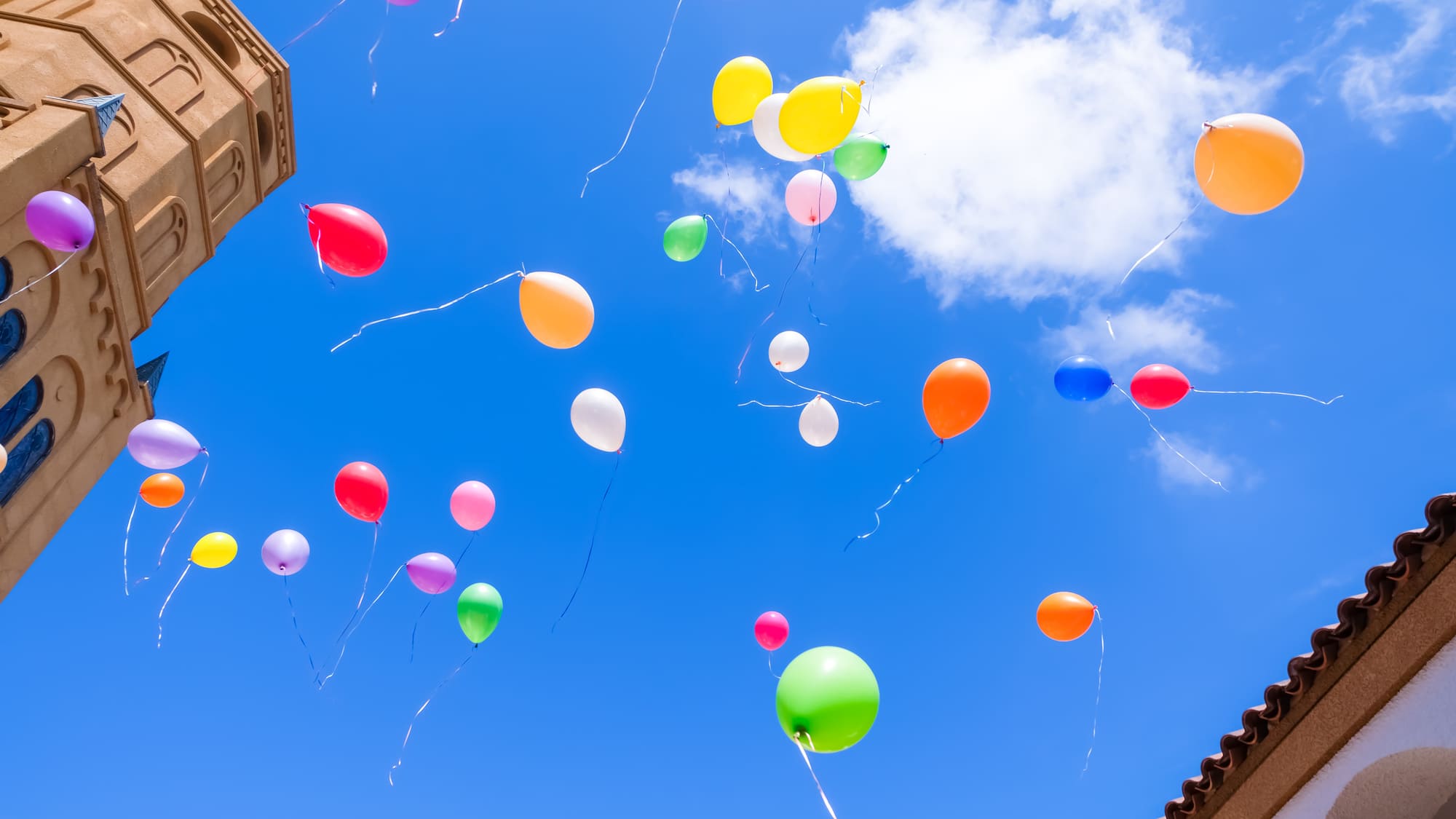 Heller Himmel mit dezenten Ballons als Symbol für eine Luftballonbestattung
